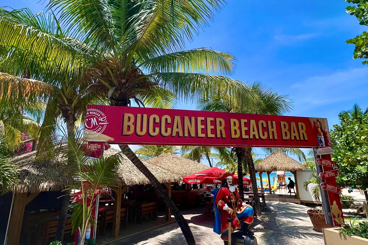 Buccaneer Beach Bar a Simpson Bay - entree exterieure du beach bar sur Kim Sha Beach