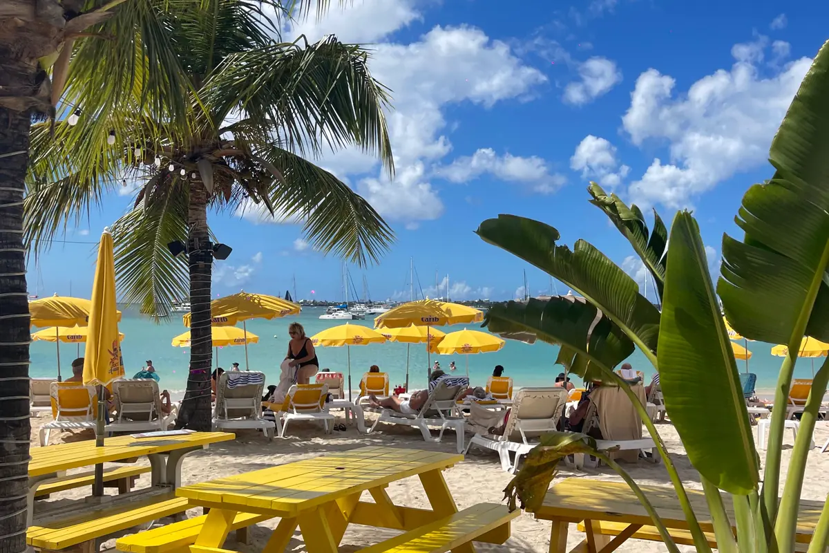 Tables jaunes et parasols du Buccaneer Beach Bar face a Kim Sha Beach