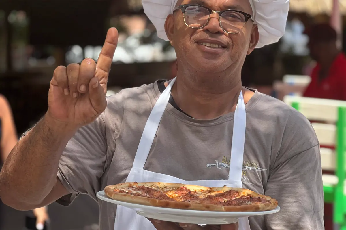Pizza servie au Buccaneer Beach Bar sur Kim Sha Beach