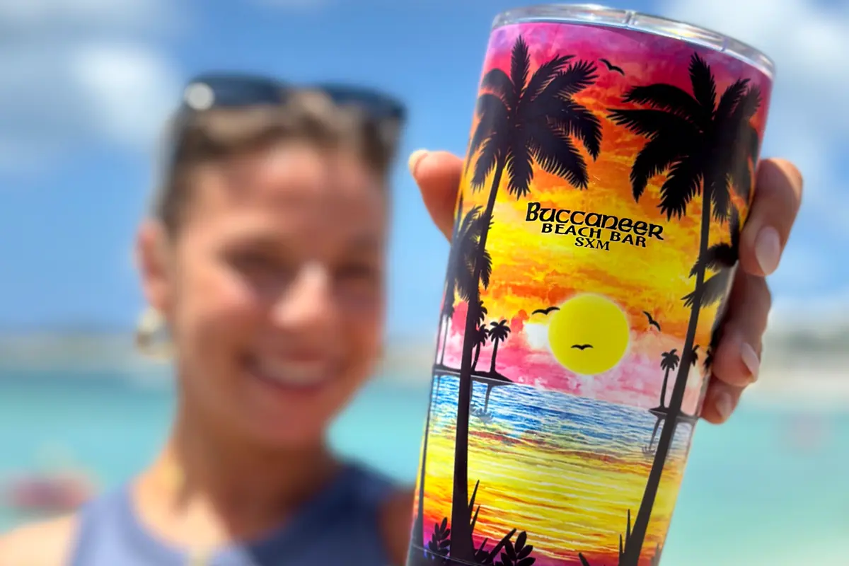 Verre signature du Buccaneer Beach Bar avec vue sur la plage
