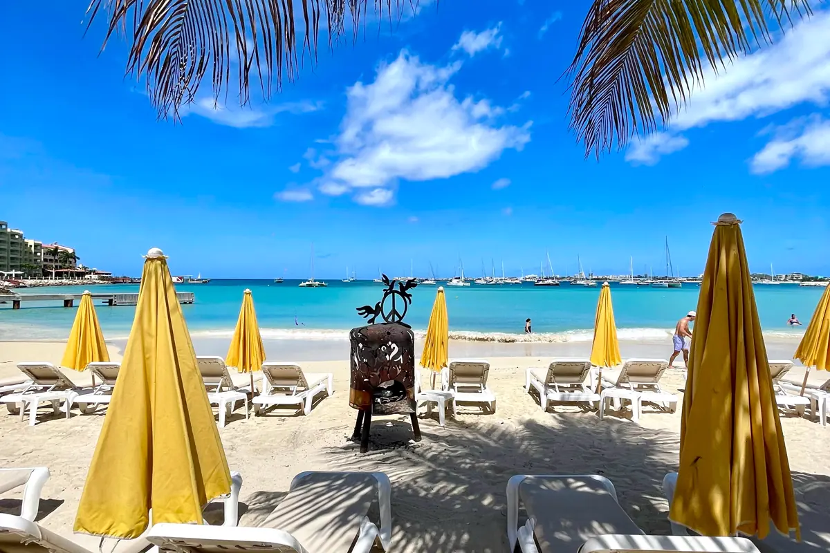 Transats et parasols jaunes du Buccaneer Beach Bar face au lagon