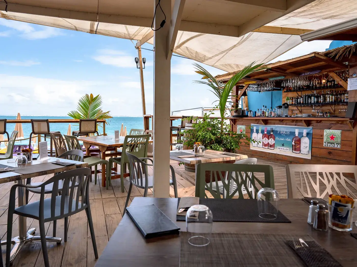 Captain Frenchy - bar caribéen avec vue sur la baie de Grand Case