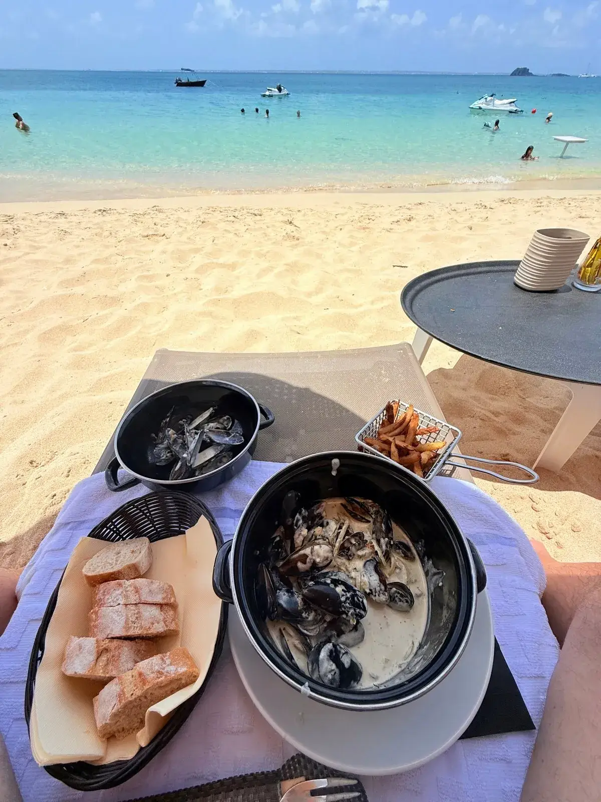 Captain Frenchy - plat de moules-frites servi les pieds dans le sable