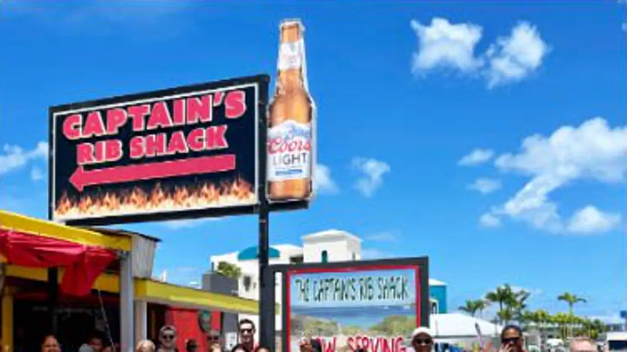 Captain’s Rib Shack - Enseigne du restaurant BBQ à Kim Sha Beach