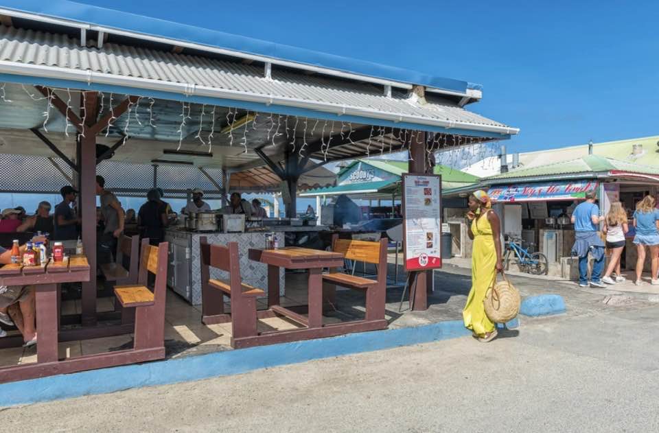 Cynthia's Talk of the Town - Assiette creole avec ribs et accompagnements