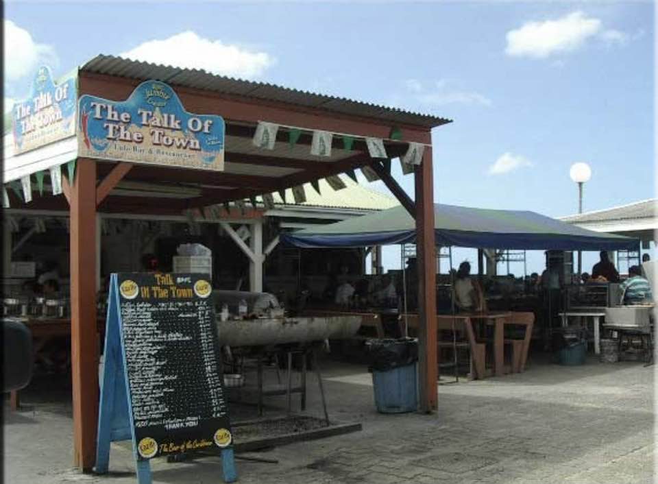 Cynthia's Talk of the Town - Ambiance conviviale et tables en terrasse