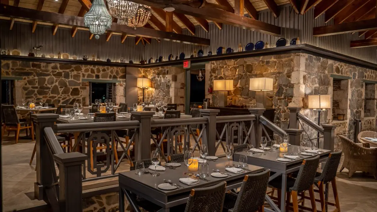Emilio's - Salle historique avec murs en pierre et tables dressées à Rockland Estate