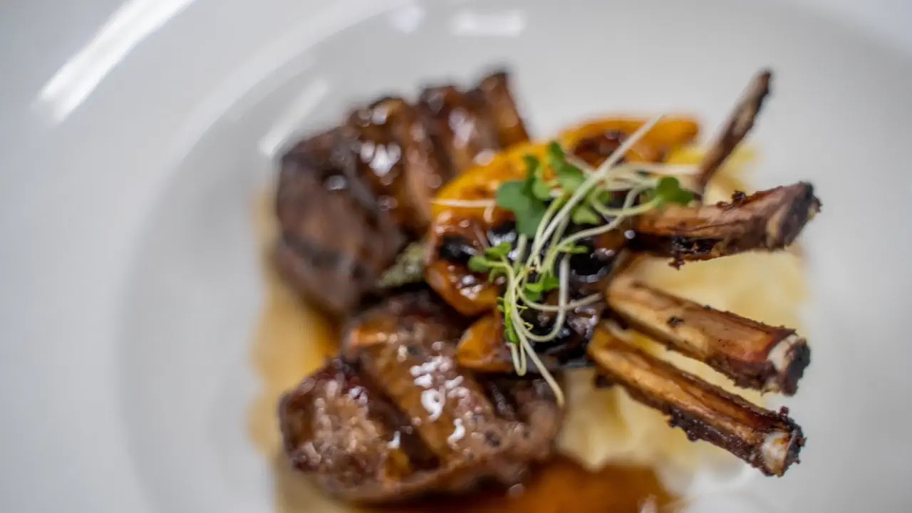 Emilio's - Plat d'agneau avec purée et sauce dans un cadre gastronomique