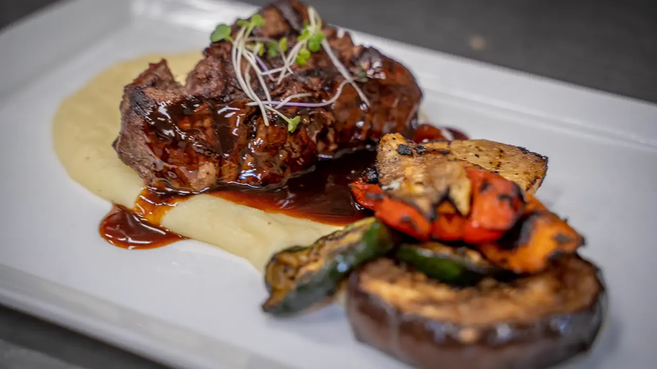 Emilio's - Filet mignon, légumes grillés et sauce au dîner