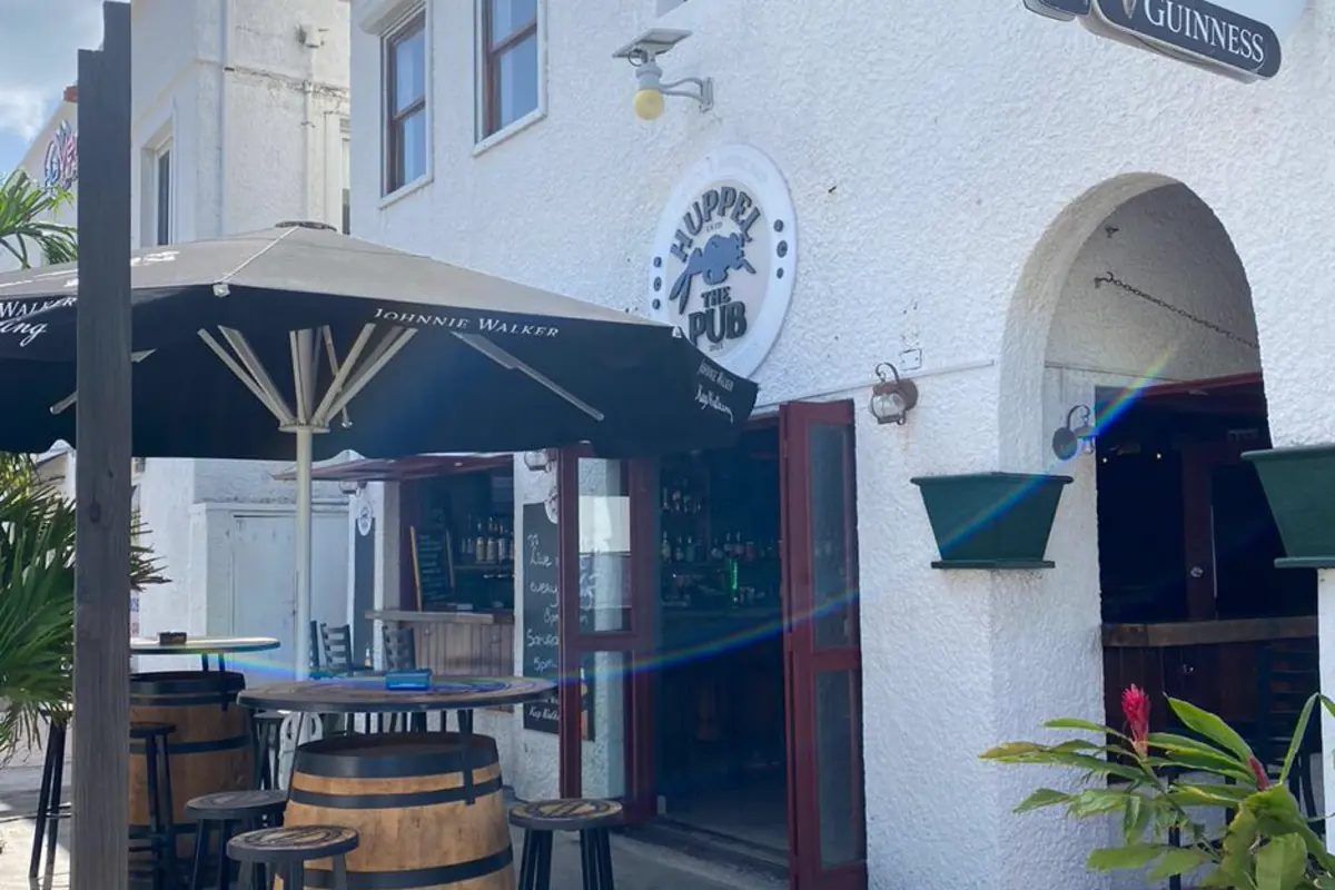 Huppel The Pub a Simpson Bay - facade exterieure et terrasse du sports bar