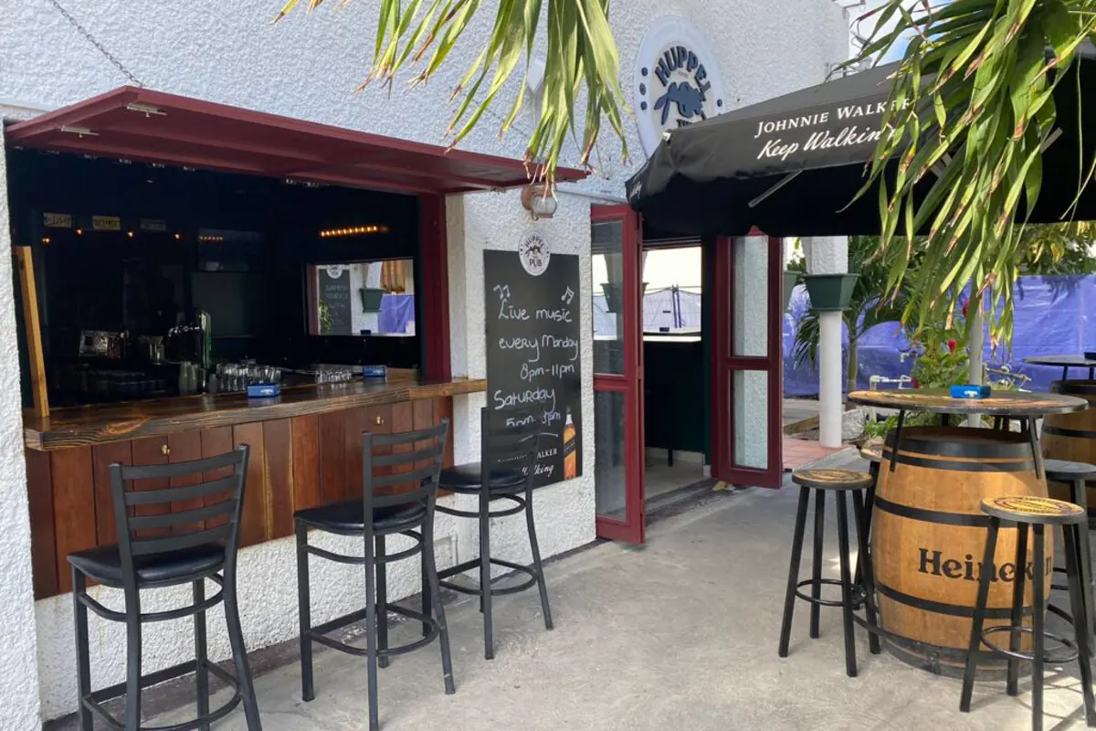 Entree et terrasse de Huppel The Pub sur Welfare Road a Simpson Bay