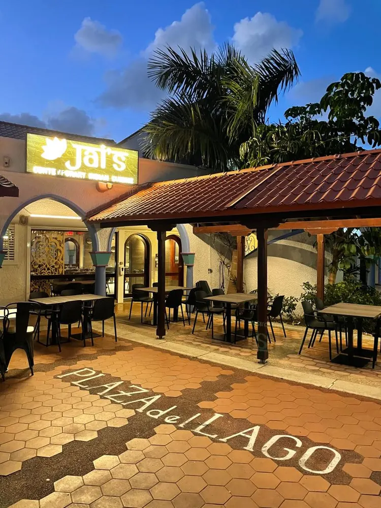 Jai's Contemporary Fusion Cuisine - terrasse et façade à Plaza Del Lago Simpson Bay