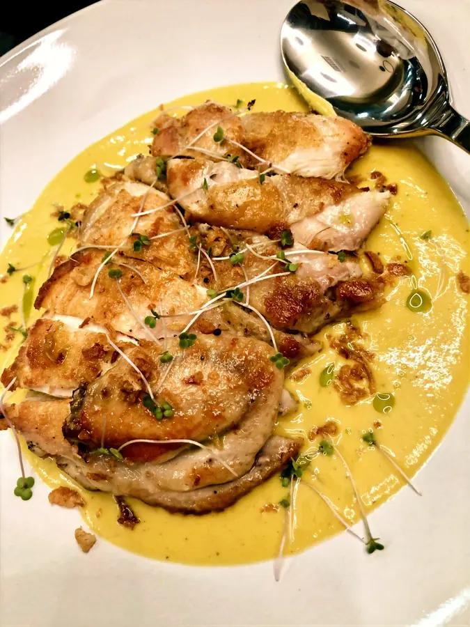 Jai's Contemporary Fusion Cuisine - assiette grillée aux épices et sauce jaune