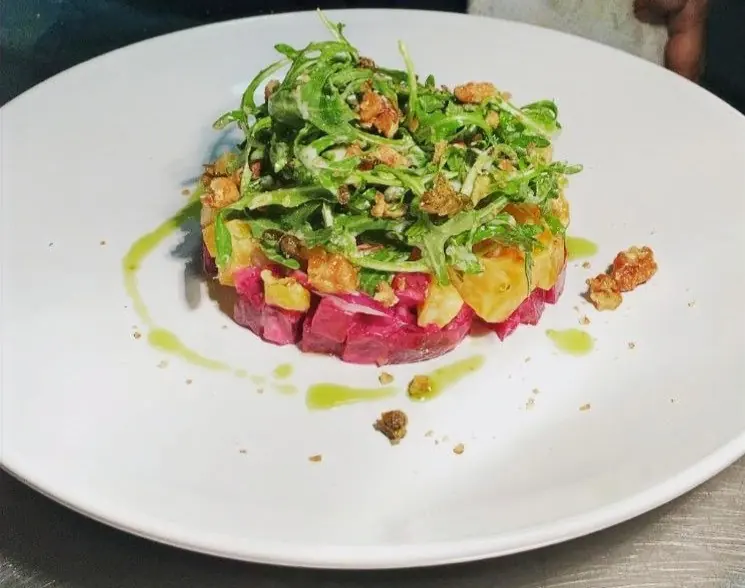 Jai's Contemporary Fusion Cuisine - assiette végétale dressée avec herbes fraîches