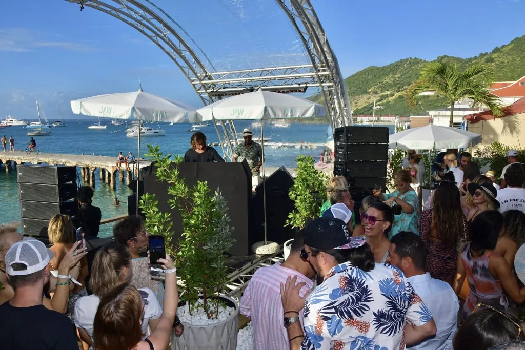 JAVA SXM - Beach lounge sur la plage de Grand Case au coucher du soleil