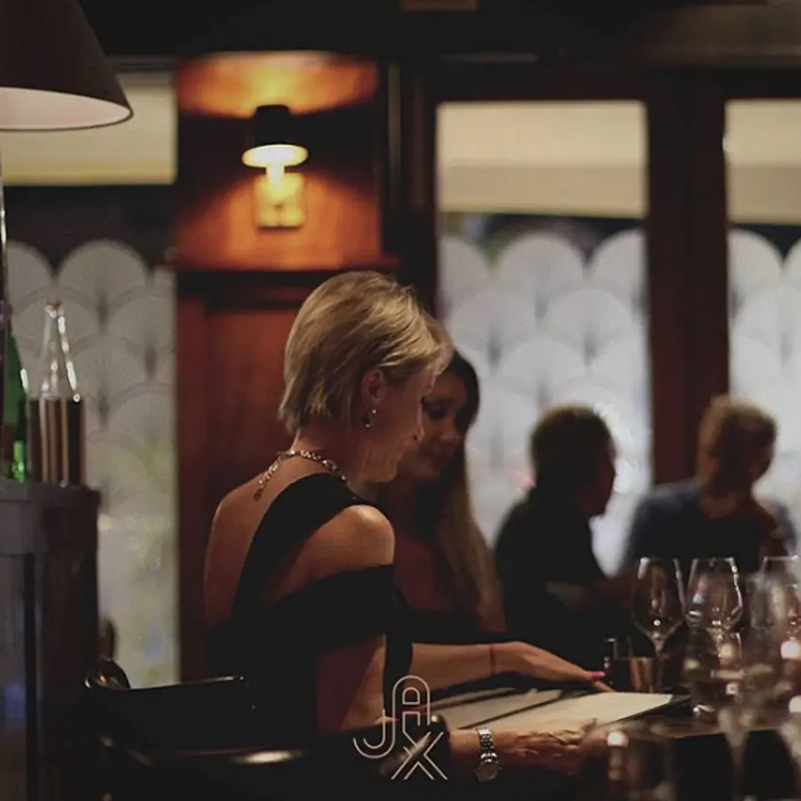 JAX Steakhouse - Salle lounge et ambiance élégante à Maho Village