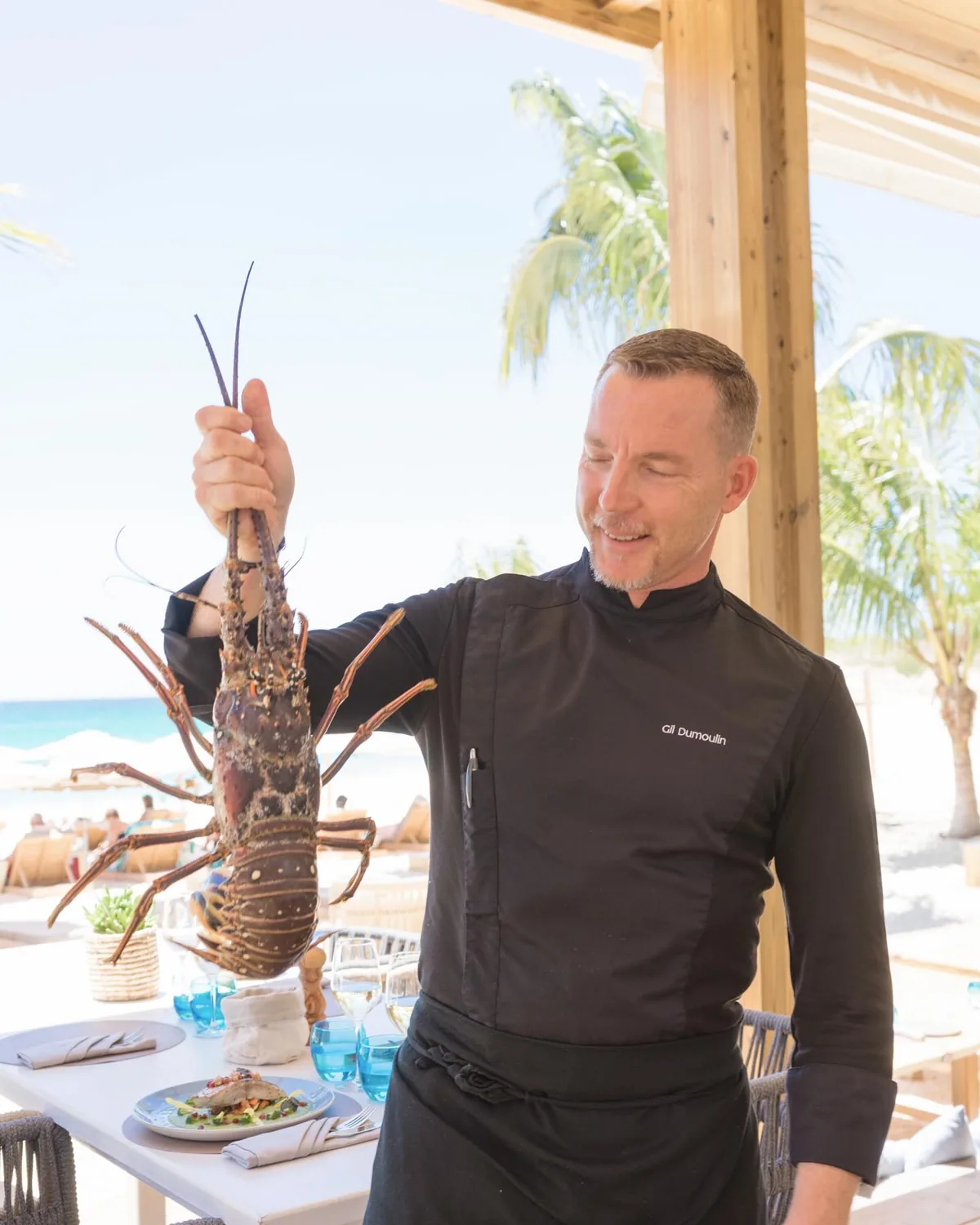 Le chef Gil Dumoulin présentant une langouste fraîche en salle de Kalatua