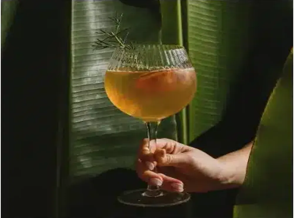 Cocktail servi dans l'ambiance lounge de Kalos à Saint-Martin