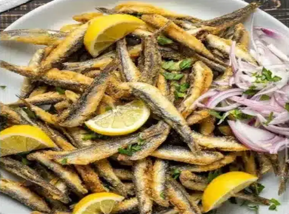 Petits poissons frits au citron dans l'esprit grec de Kalos