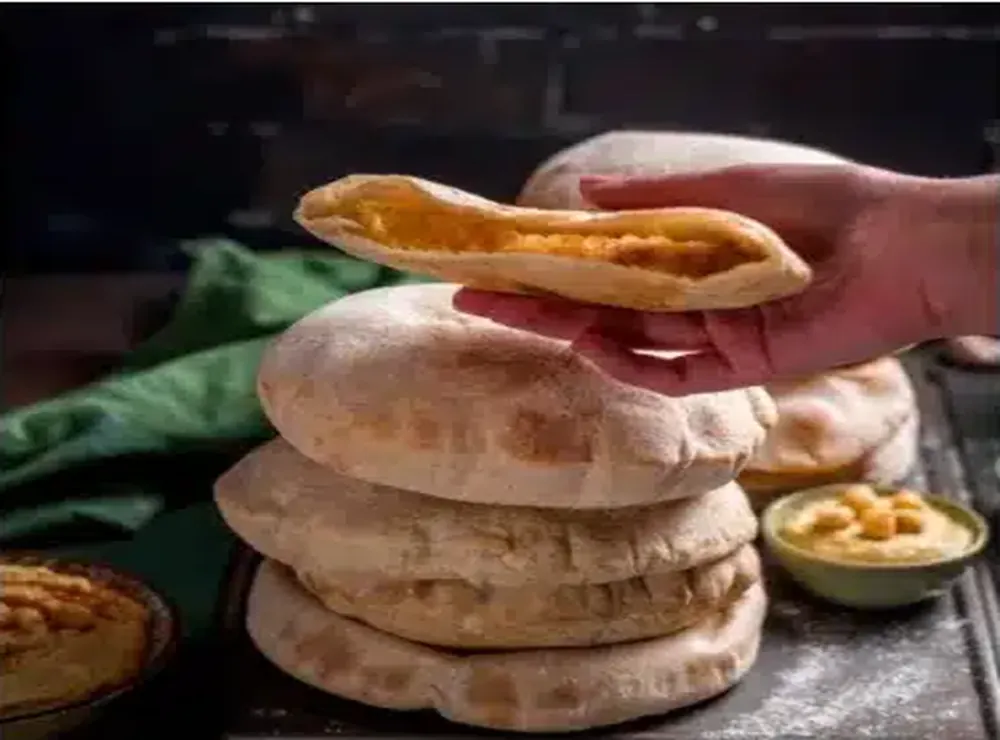 Pitas servies avec tartinade dans la cuisine grecque de Kalos