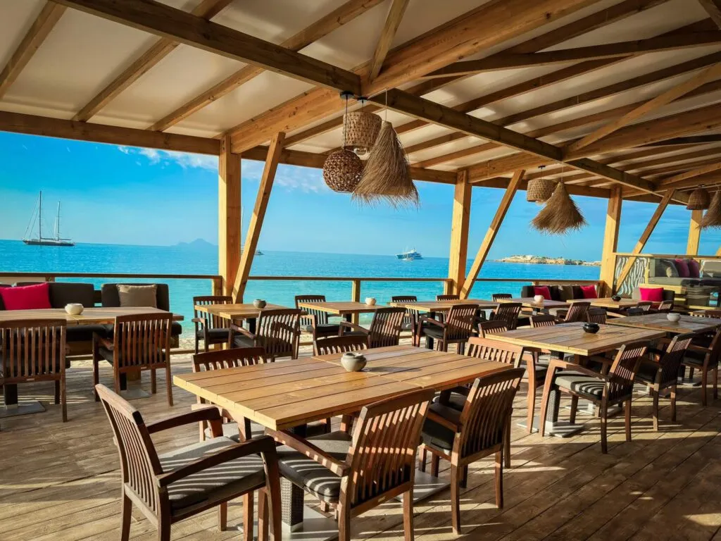 Karakter - terrasse en bois face à la mer turquoise de Simpson Bay