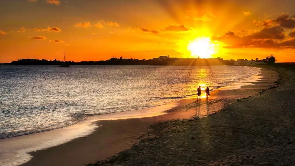 Karakter - coucher de soleil sur la plage de Simpson Bay