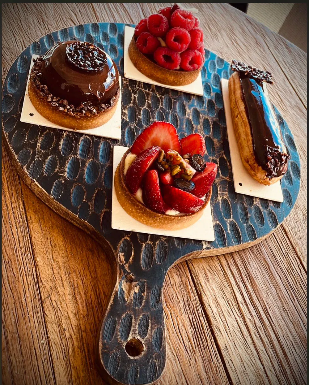 Pâtisseries maison de Korner SXM : tartelettes fruits rouges et éclair au chocolat
