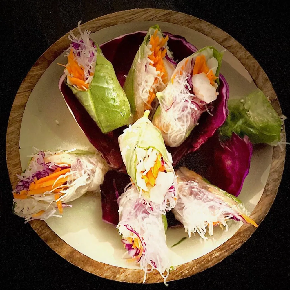 Rouleaux de printemps frais aux légumes croquants servis à Korner SXM Grand Case