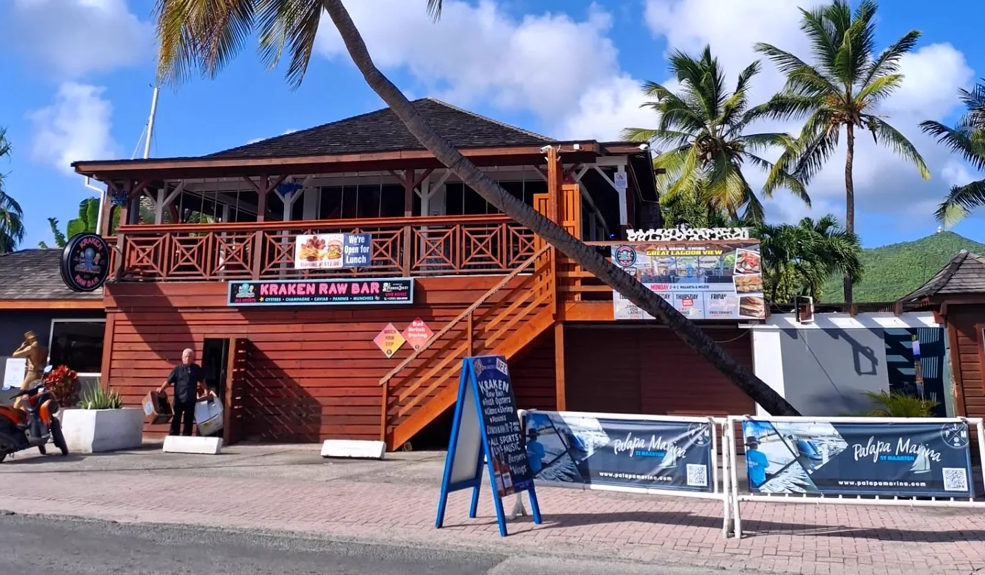 Kraken Raw Bar SXM a Simpson Bay - exterieur illumine de nuit sur Airport Road
