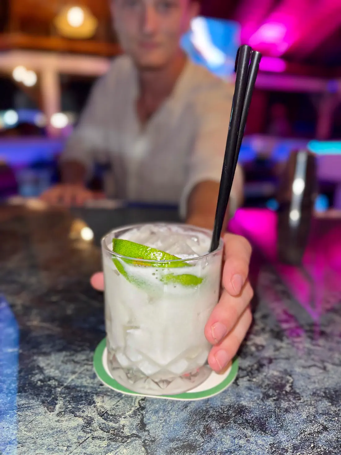 Kraken Raw Bar SXM - cocktail servi au bar dans une ambiance lumineuse