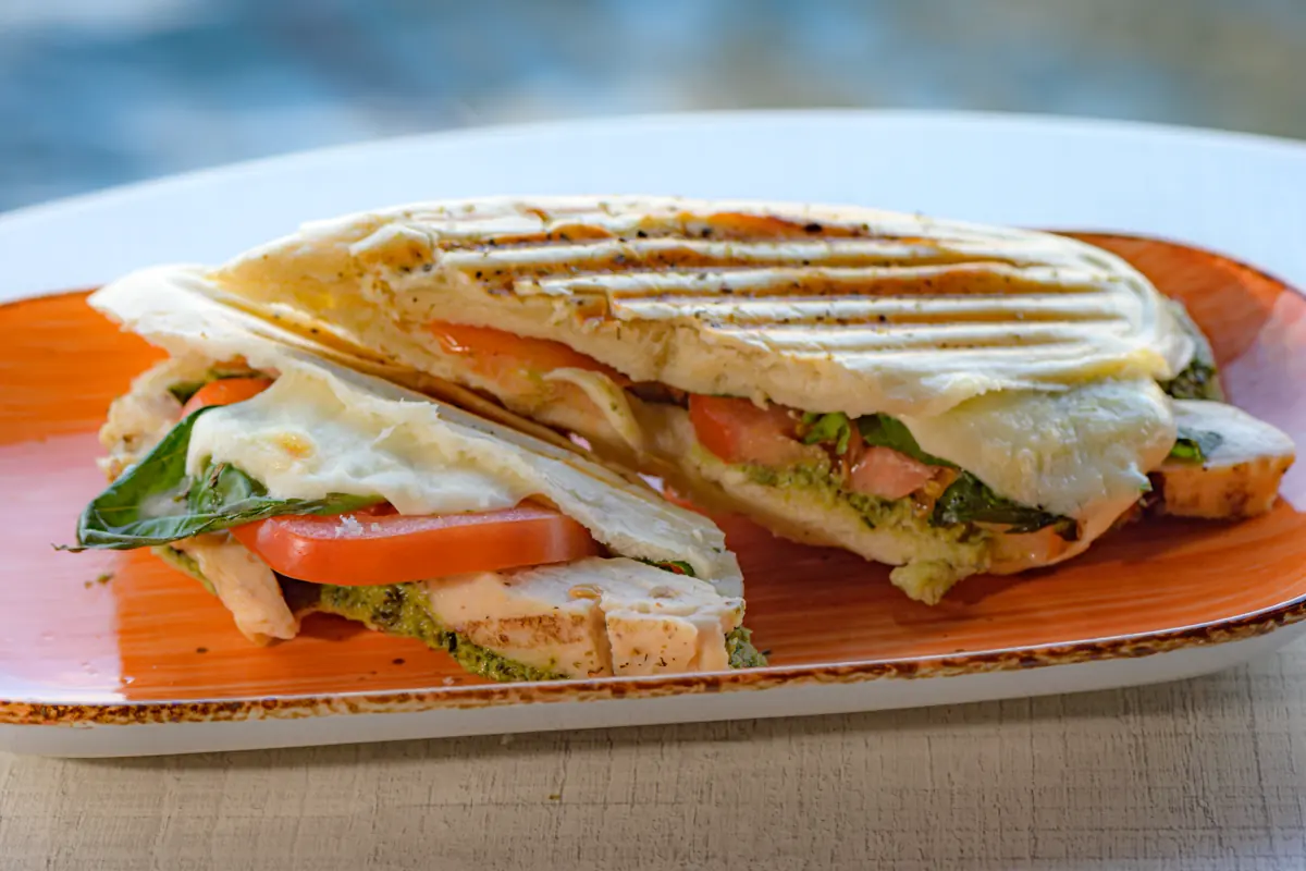 Kraken Raw Bar SXM - panini grille au poulet, tomate et fromage