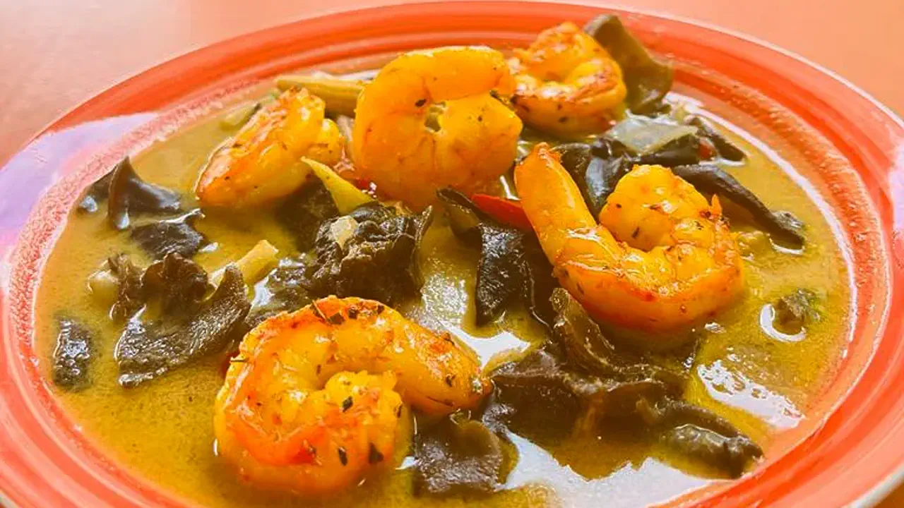 La Cantine SXM - Plat de crevettes au curry servi sur la terrasse