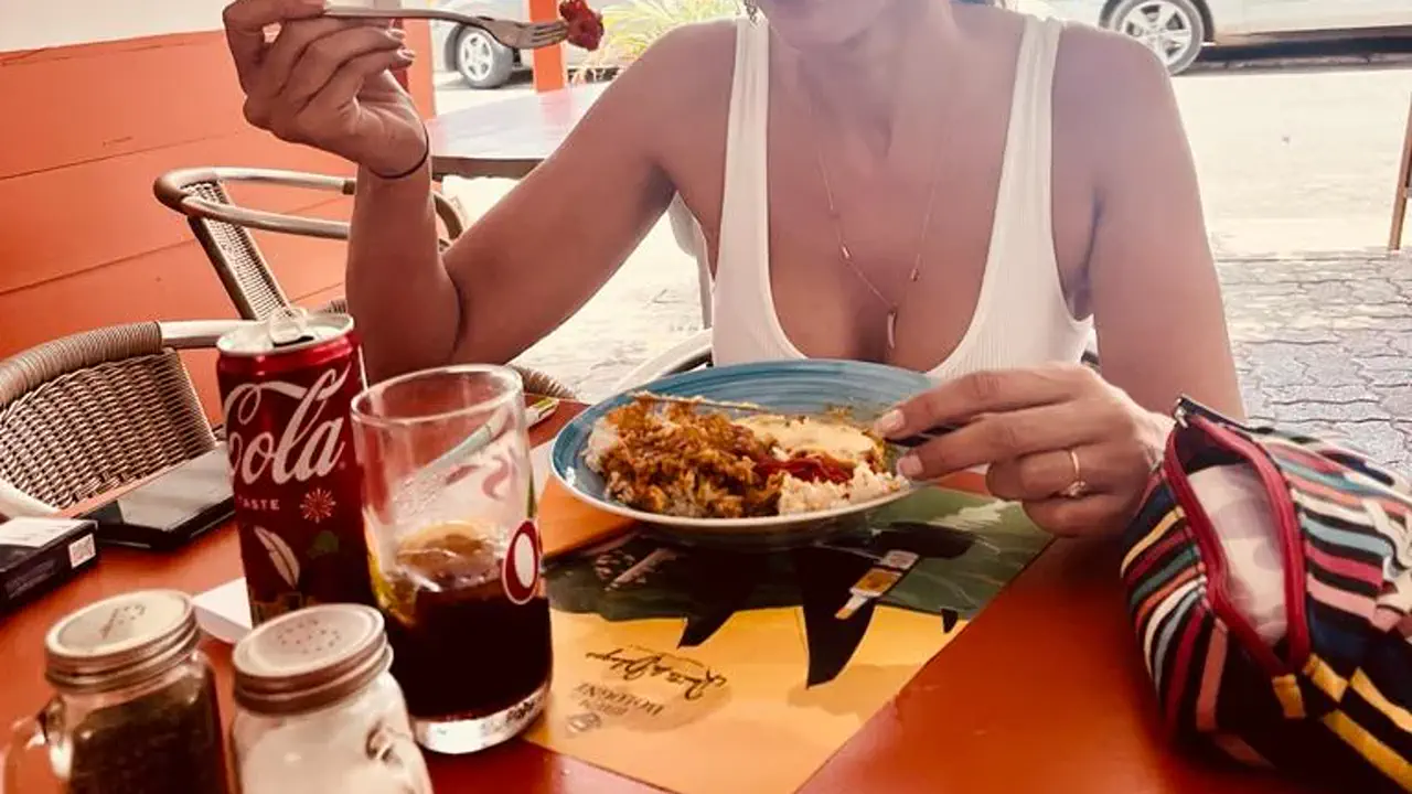 La Cantine SXM - Assiette maison servie à table sur le boulevard de Grand Case
