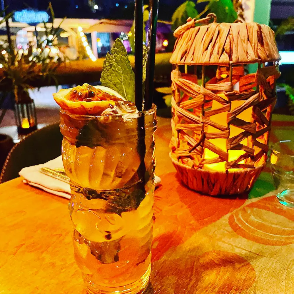 La Favela - cocktail tropical servi dans une ambiance lumineuse de soirée