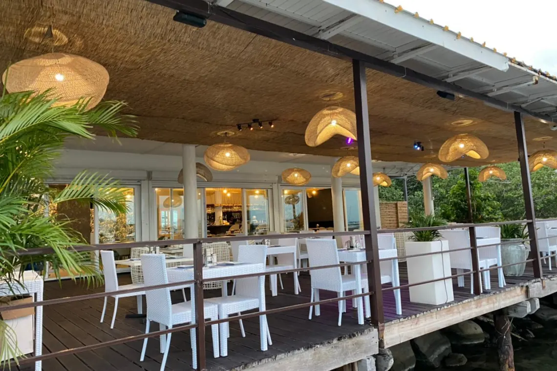 Terrasse extérieure de La Perle Bleu à Cole Bay au bord du lagon de Simpson Bay