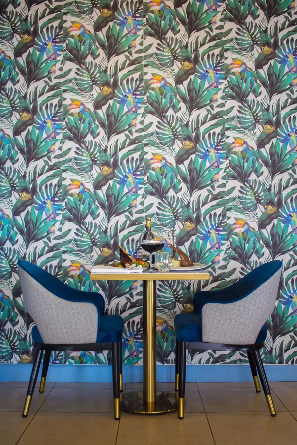Coin de salle de La Perle Bleu avec décor tropical bleu et ambiance intime