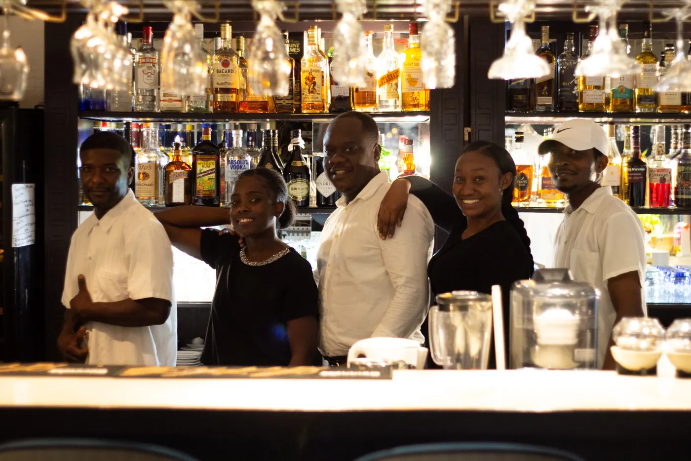 Equipe de La Perle Bleu derrière le bar du restaurant à Cole Bay