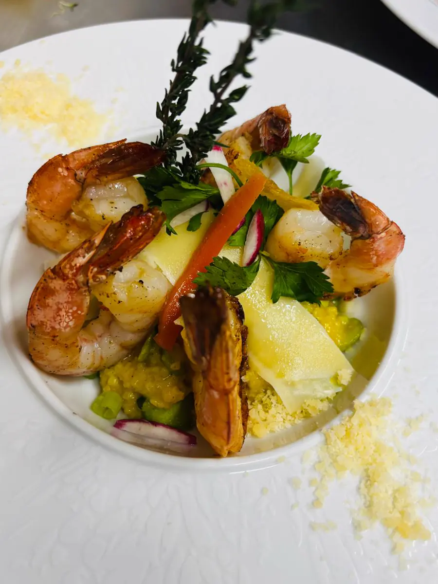 L’Auberge Gourmande - Plat de crevettes et seafood au restaurant