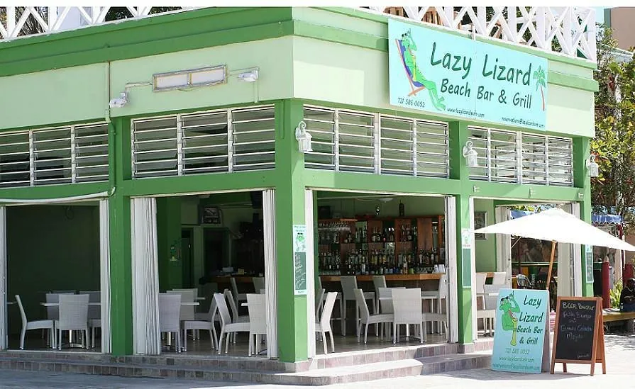 Lazy Lizard - façade verte du restaurant sur le Boardwalk de Philipsburg