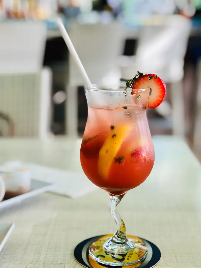 Lazy Lizard - cocktail maison aux fruits servi au bar