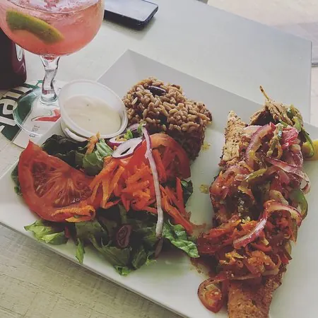 Lazy Lizard - assiette caribéenne avec tacos, riz et salade
