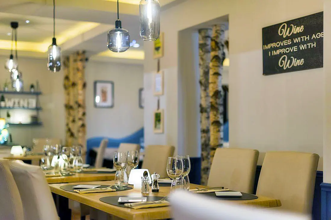 Le Cottage - Salle élégante dressée pour le dîner à Grand Case