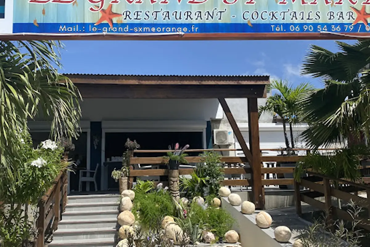 Le Grand St Martin a Marigot - facade exterieure du restaurant sur le front de mer