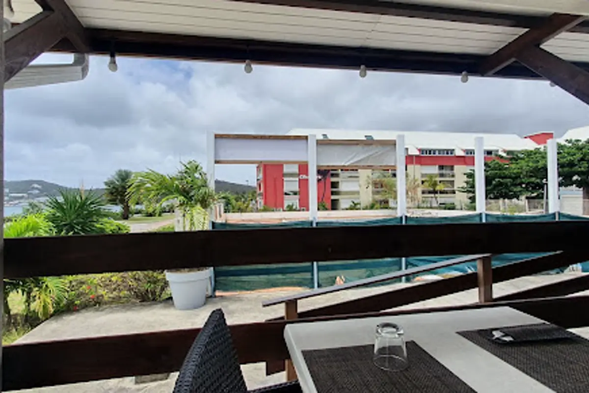 Vue depuis la terrasse du Grand St Martin vers le front de mer de Marigot