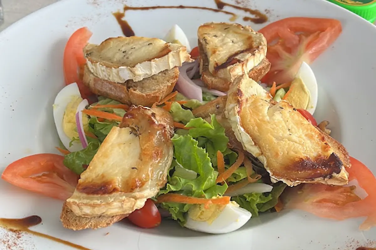 Salade de chevre chaud servie au Grand St Martin a Marigot