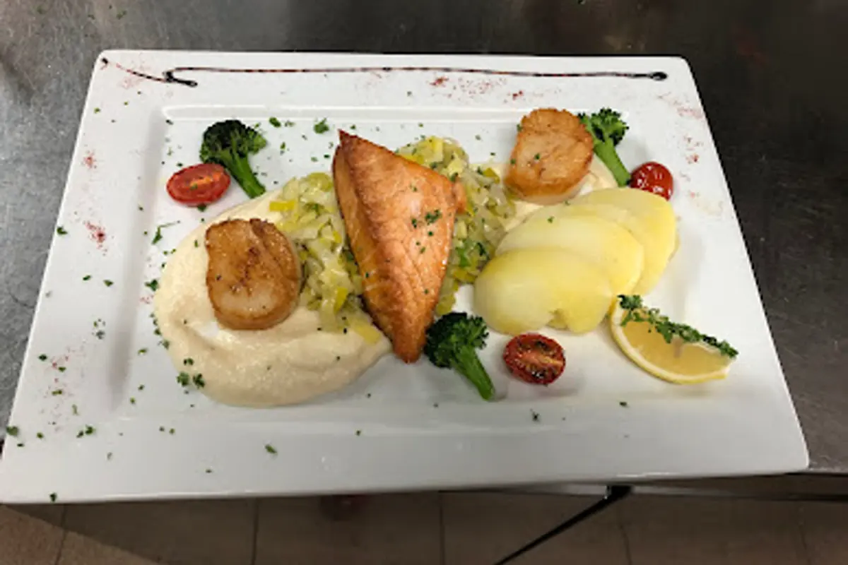 Plat de poisson et Saint-Jacques servi au Grand St Martin