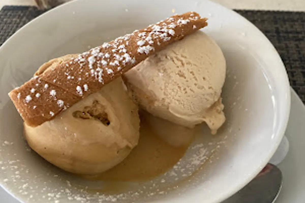 Dessert glace maison servi au restaurant Le Grand St Martin