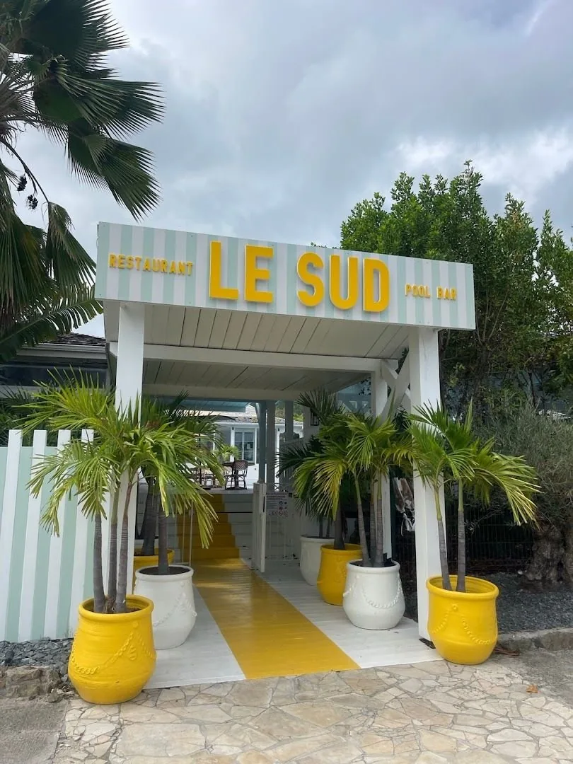 Entrée extérieure du restaurant Le Sud et pool bar à Baie Orientale