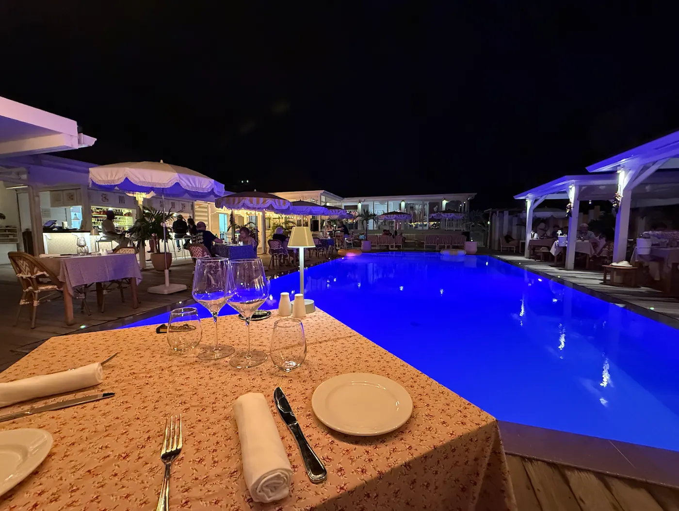 Dîner de nuit au bord de la piscine éclairée du restaurant Le Sud