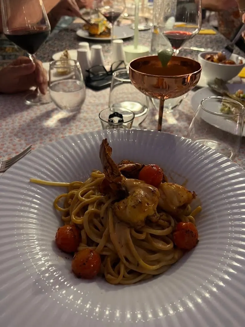 Linguine servies à table avec cocktail au restaurant Le Sud